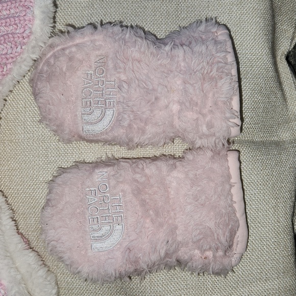 Baby North Face hat and gloves set - Picture 3 of 4